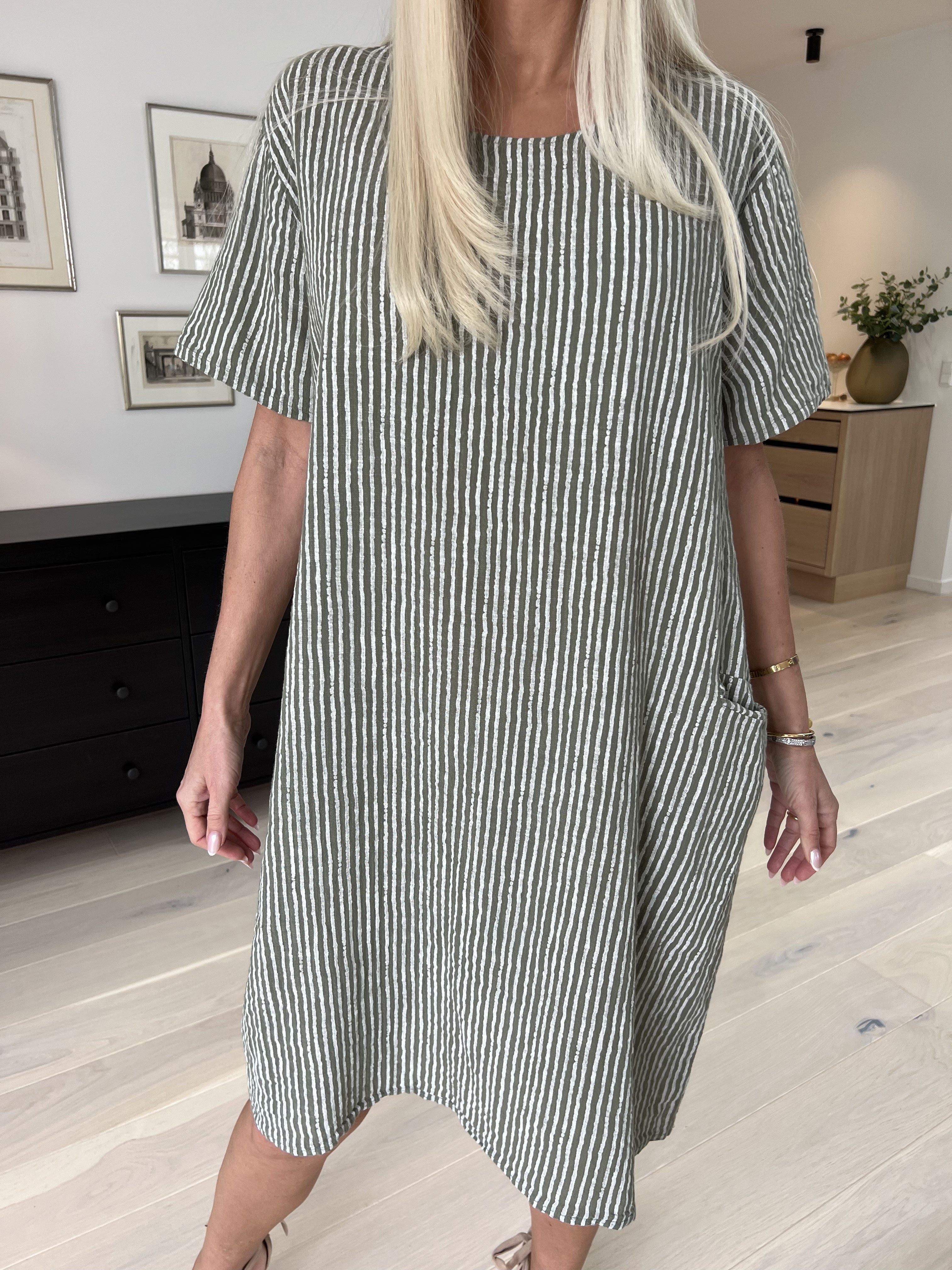 Louise - Fin stribet kjole i hørlignende stof i bomuld